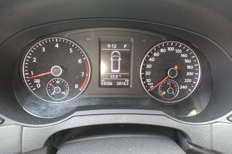 Used Volkswagen Sharan 2015 1.8TSI Comfort Model Odometer Close Up
