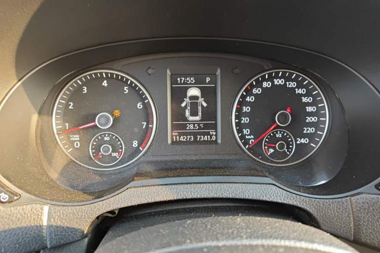 Used Volkswagen Sharan 2015 1.8TSI Comfort Model Odometer Close Up