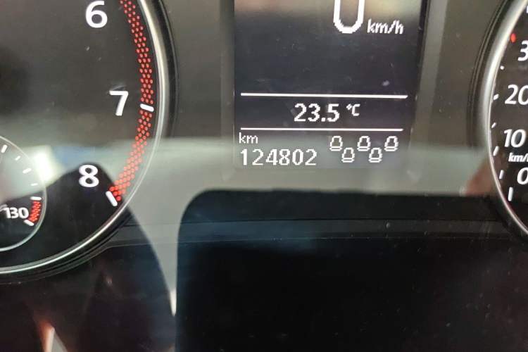 Used Volkswagen Sharan 2015 1.8TSI Comfort Model Odometer Close Up