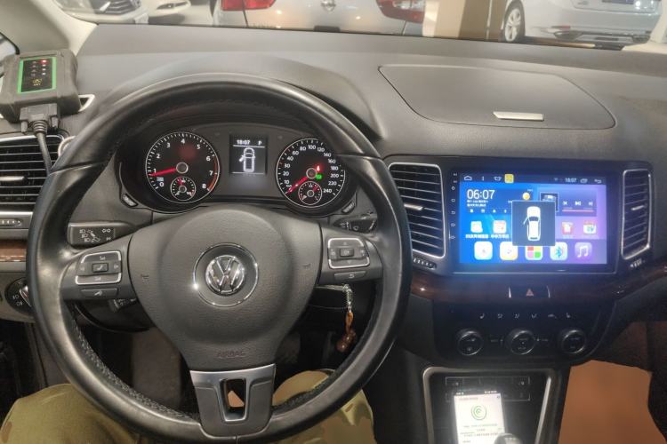 Used Volkswagen Sharan 2015 1.8TSI Comfort Model Center Console
