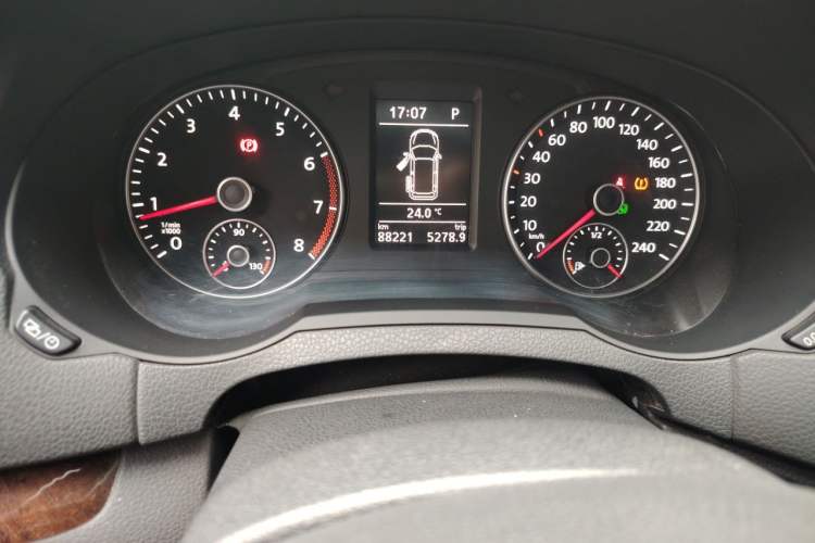 Used Volkswagen Sharan 2015 1.8TSI Comfort Model Odometer Close Up