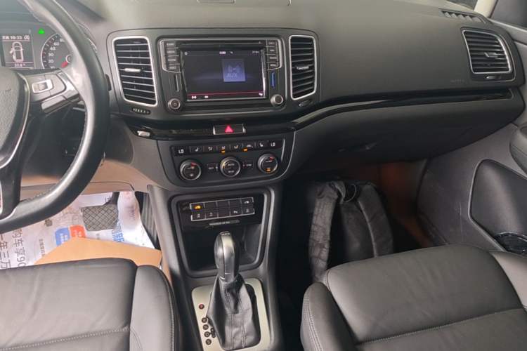 Used Volkswagen Sharan 2016 380TSI Luxury 7-Seater Audio And AC Panel