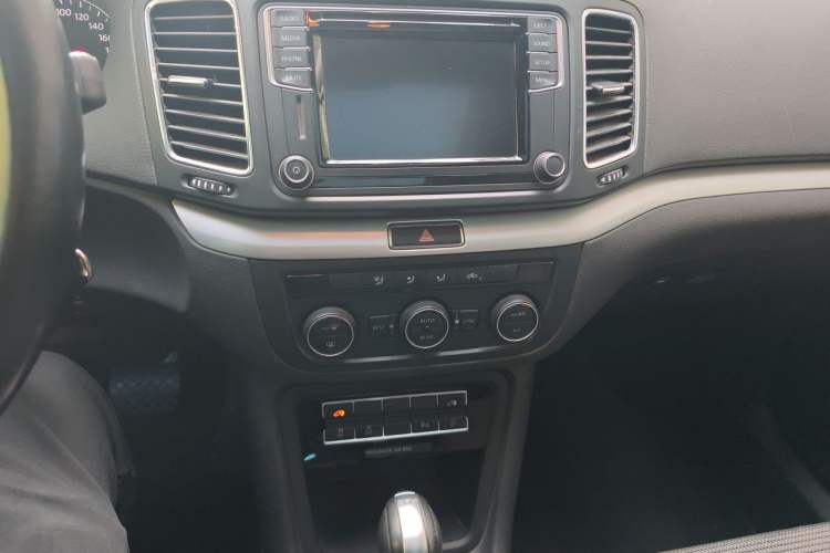 Used Volkswagen Sharan 2016 380TSI Comfort Edition 7-Seater Audio And AC Panel