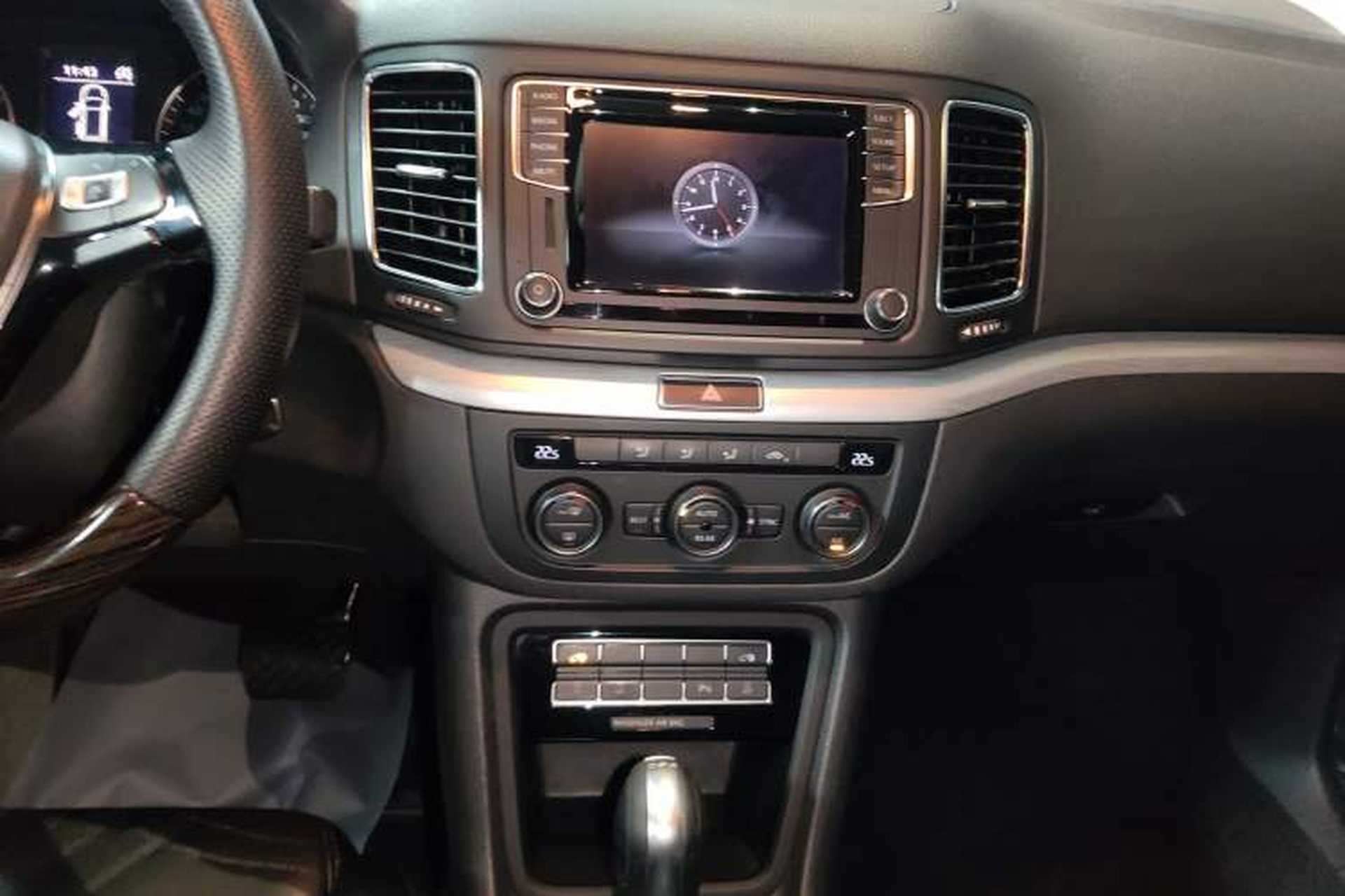 Used Volkswagen Sharan 2016 380TSI Comfort Edition 7-Seater Audio And AC Panel