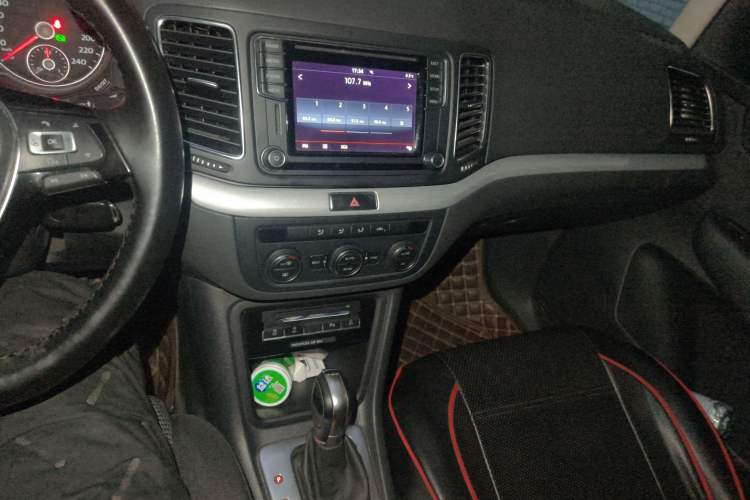 Used Volkswagen Sharan 2016 280TSI Enjoyment Model 7-Seater Audio And AC Panel