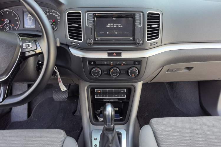 Used Volkswagen Sharan 2016 380TSI Comfort Edition 7-Seater Audio And AC Panel