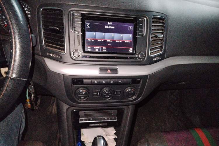 Used Volkswagen Sharan 2016 280TSI Enjoyment Model 7-Seater Audio And AC Panel
