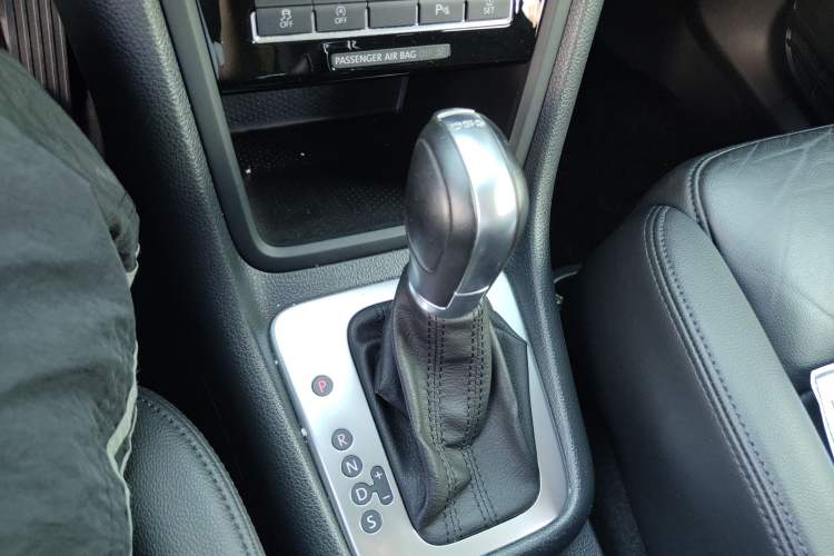 Used Volkswagen Sharan 2016 380TSI Luxury 7-Seater Gear Lever