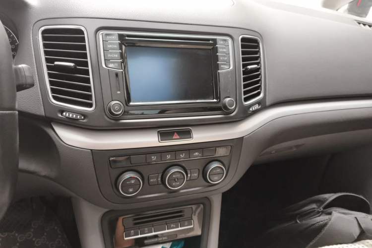 Used Volkswagen Sharan 2016 280TSI Enjoyment Model 7-Seater Audio And AC Panel