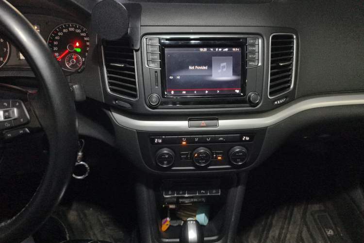 Used Volkswagen Sharan 2016 280TSI Enjoyment Model 7-Seater Audio And AC Panel