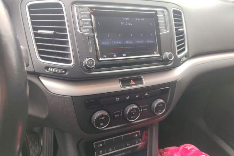 Used Volkswagen Sharan 2016 380TSI Comfort Edition 7-Seater Audio And AC Panel