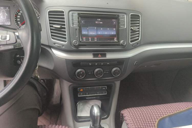 Used Volkswagen Sharan 2016 380TSI Comfort Edition 7-Seater Audio And AC Panel