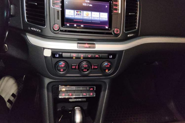 Used Volkswagen Sharan 2016 380TSI Comfort Edition 7-Seater Audio And AC Panel