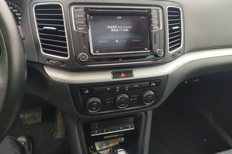 Used Volkswagen Sharan 2016 380TSI Clear Blue Limited Edition Audio And AC Panel