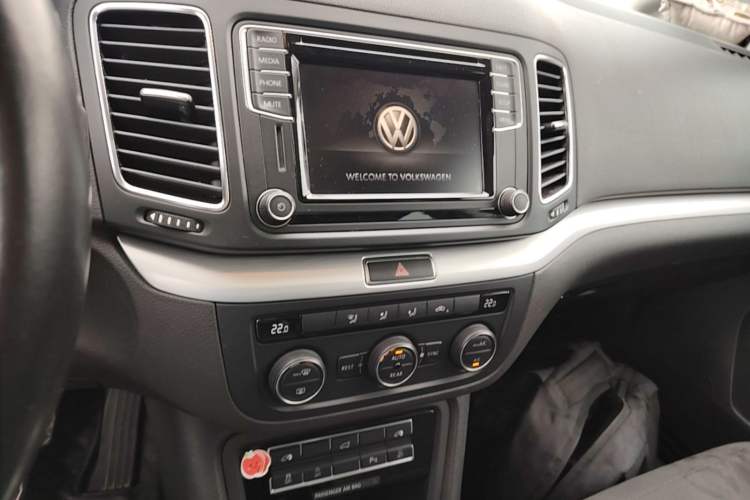 Used Volkswagen Sharan 2016 380TSI Comfort Edition 7-Seater Audio And AC Panel