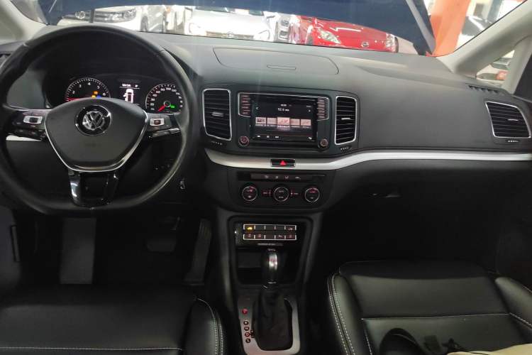 Used Volkswagen Sharan 2016 380TSI Comfort Edition 7-Seater Audio And AC Panel