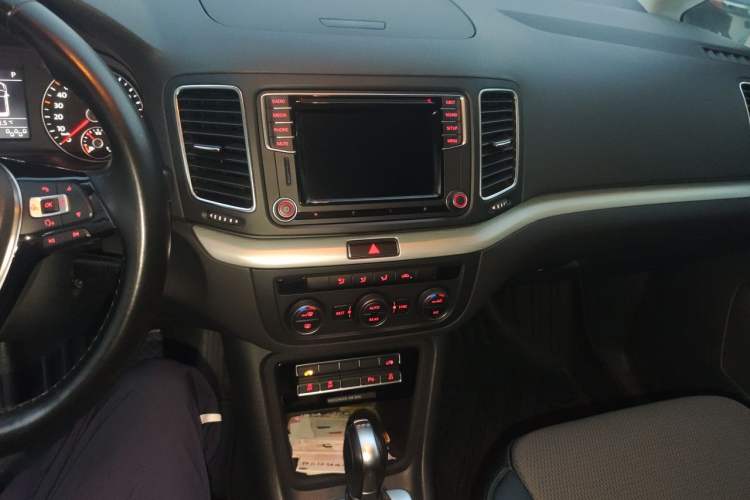 Used Volkswagen Sharan 2016 380TSI Comfort Edition 7-Seater Audio And AC Panel