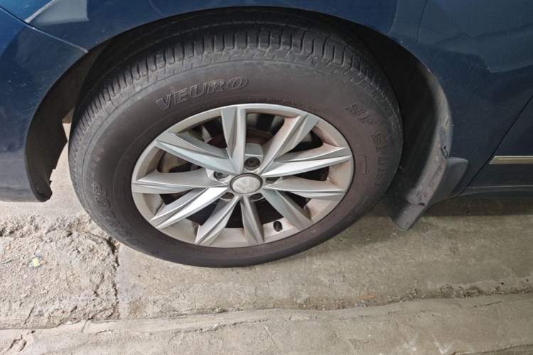 Used Volkswagen Sharan 2016 380TSI Clear Blue Limited Edition Left Front Wheel Hub