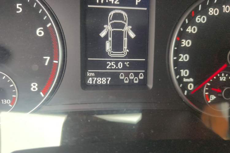 Used Volkswagen Sharan 2016 380TSI Comfort Edition 7-Seater Odometer Close Up