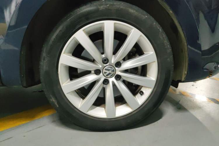 Used Volkswagen Sharan 2016 380TSI Luxury 7-Seater Right Front Wheel Hub