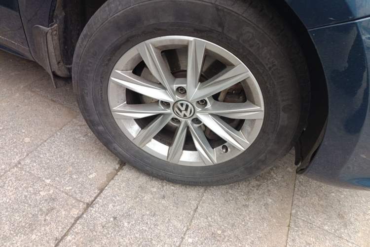 Used Volkswagen Sharan 2016 380TSI Clear Blue Limited Edition Right Front Wheel Hub