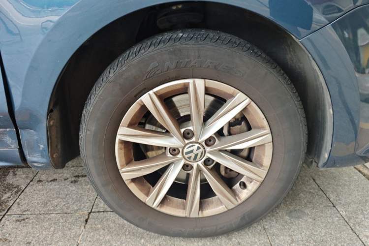 Used Volkswagen Sharan 2016 380TSI Clear Blue Limited Edition Right Front Wheel Hub