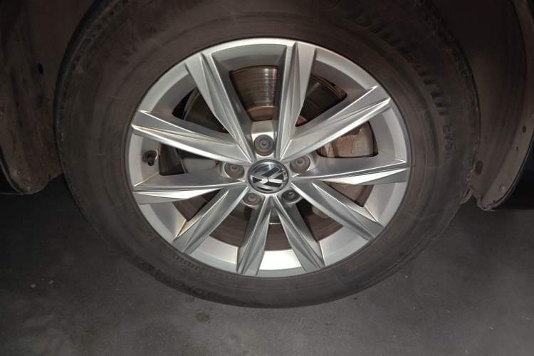 Used Volkswagen Sharan 2016 380TSI Clear Blue Limited Edition Right Front Wheel Hub