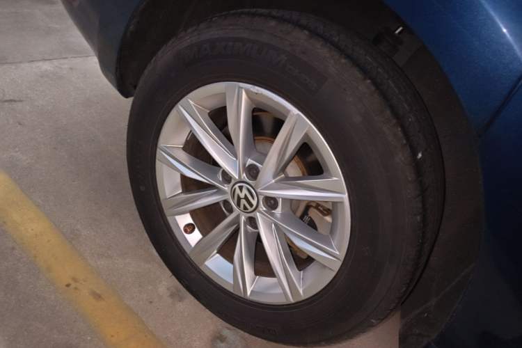 Used Volkswagen Sharan 2016 380TSI Clear Blue Limited Edition Right Rear Wheel Hub