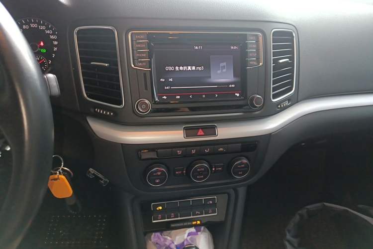 Used Volkswagen Sharan 2016 380TSI Comfort Edition 7-Seater Audio And AC Panel