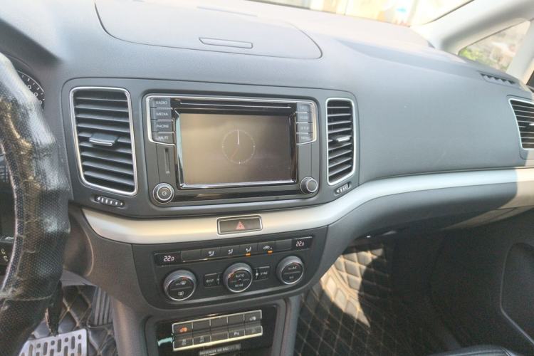 Used Volkswagen Sharan 2016 380TSI Comfort Edition 7-Seater Audio And AC Panel