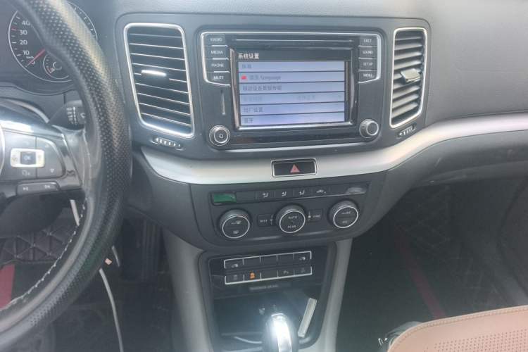 Used Volkswagen Sharan 2016 380TSI Comfort Edition 7-Seater Audio And AC Panel