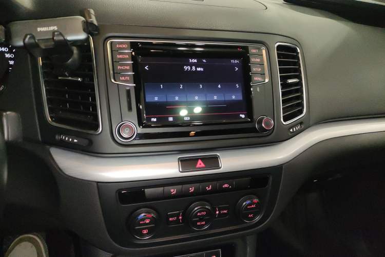 Used Volkswagen Sharan 2016 380TSI Comfort Edition 7-Seater Audio And AC Panel
