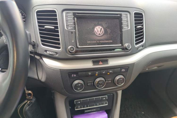 Used Volkswagen Sharan 2016 380TSI Comfort Edition 7-Seater Audio And AC Panel