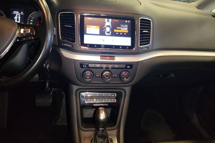 Used Volkswagen Sharan 2016 380TSI Comfort Edition 7-Seater Audio And AC Panel