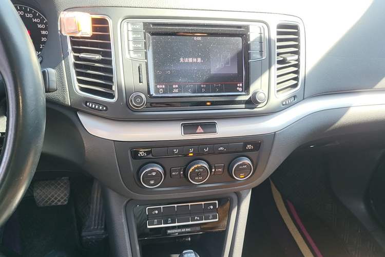 Used Volkswagen Sharan 2016 380TSI Comfort Edition 7-Seater Audio And AC Panel