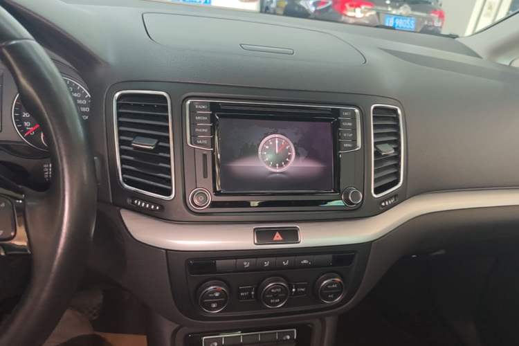 Used Volkswagen Sharan 2016 380TSI Comfort Edition 7-Seater Audio And AC Panel