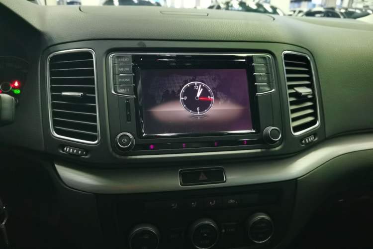 Used Volkswagen Sharan 2016 380TSI Comfort Edition 7-Seater Audio And AC Panel