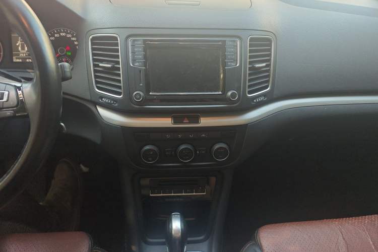 Used Volkswagen Sharan 2016 280TSI Enjoyment Model 7-Seater Audio And AC Panel