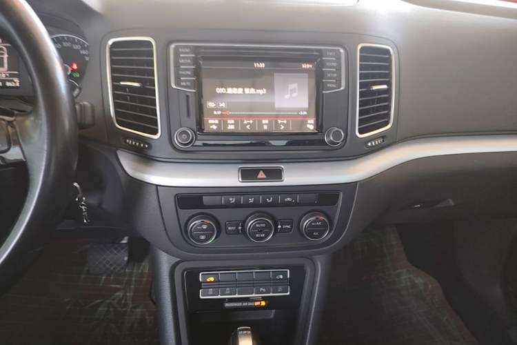 Used Volkswagen Sharan 2016 380TSI Comfort Edition 7-Seater Audio And AC Panel