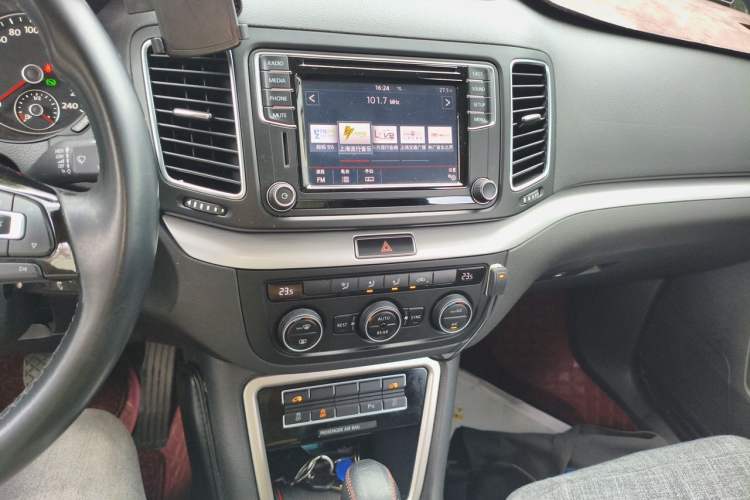 Used Volkswagen Sharan 2016 380TSI Comfort Edition 7-Seater Audio And AC Panel