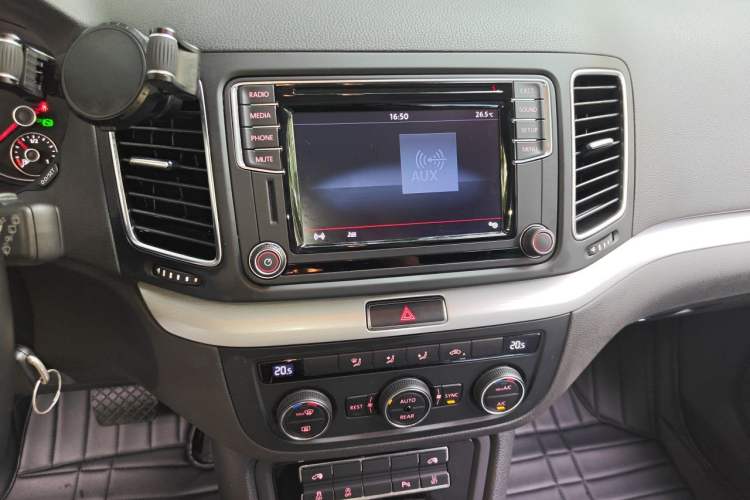Used Volkswagen Sharan 2016 380TSI Comfort Edition 7-Seater Audio And AC Panel