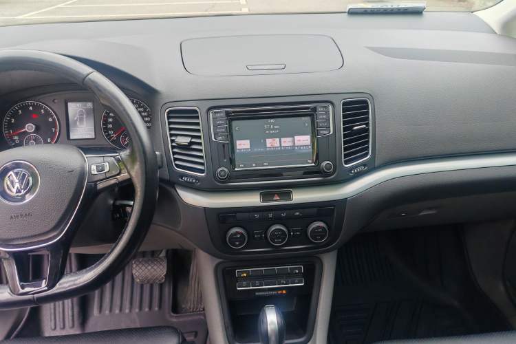 Used Volkswagen Sharan 2016 380TSI Comfort Edition 7-Seater Audio And AC Panel