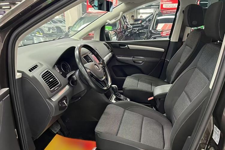 Used Volkswagen Sharan 2016 380TSI Comfort Edition 7-Seater Audio And AC Panel
