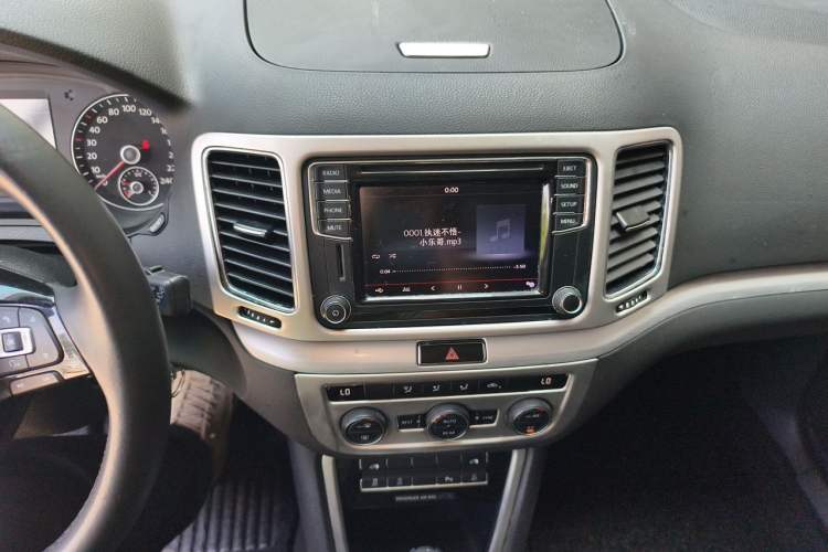 Used Volkswagen Sharan 2016 380TSI Comfort Edition 7-Seater Audio And AC Panel