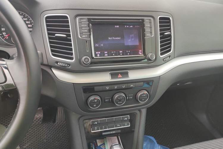 Used Volkswagen Sharan 2016 380TSI Comfort Edition 7-Seater Audio And AC Panel