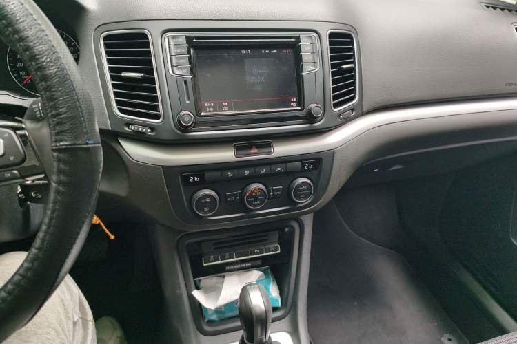 Used Volkswagen Sharan 2016 280TSI Enjoyment Model 7-Seater Audio And AC Panel
