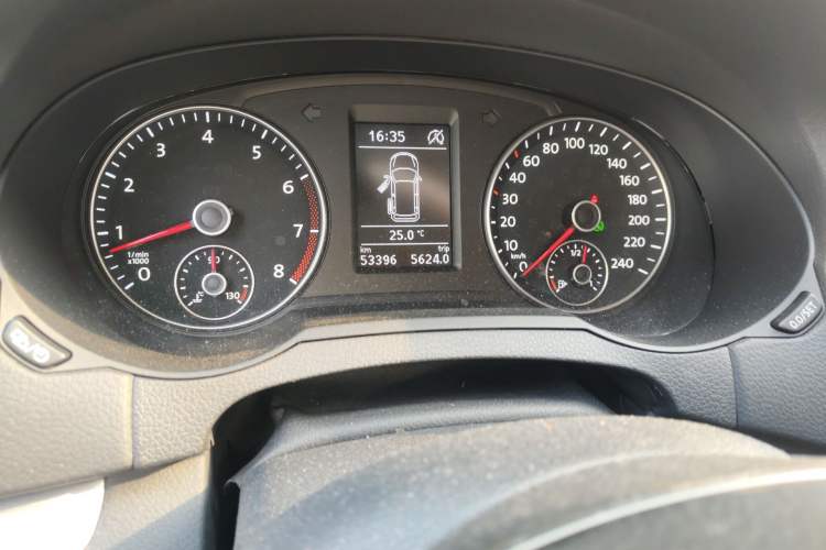 Used Volkswagen Sharan 2016 380TSI Comfort Edition 7-Seater Odometer Close Up