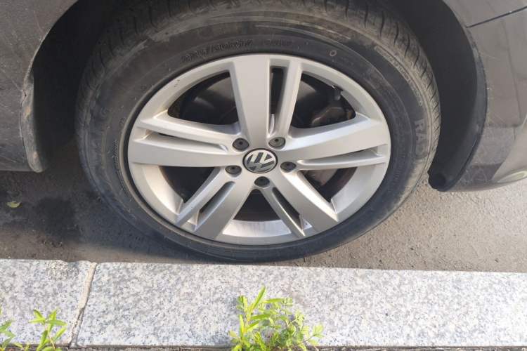 Used Volkswagen Sharan 2016 380TSI Comfort Edition 7-Seater Right Front Wheel Hub
