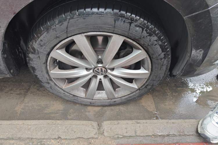Used Volkswagen Sharan 2016 380TSI Luxury 7-Seater Right Front Wheel Hub