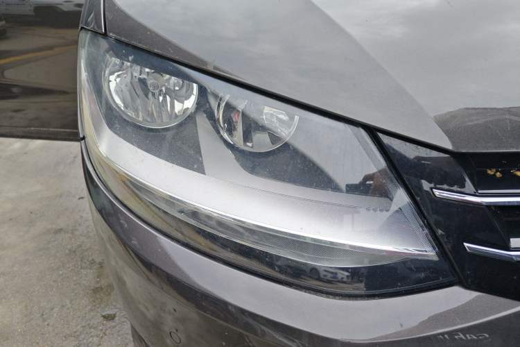 Used Volkswagen Sharan 2016 280TSI Enjoyment Model 7-Seater Right Front Headlight
